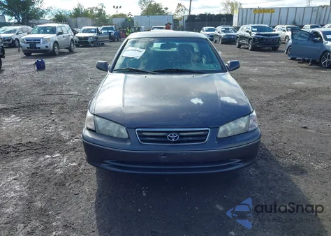 2000 Toyota Camry Le from USA, damaged, VIN 4T1BG28K3YU730748